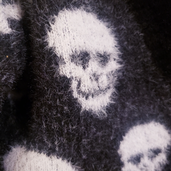 BRAND NEW with tag, super soft black and white skull cardigan. -M- - Picture 14 of 16